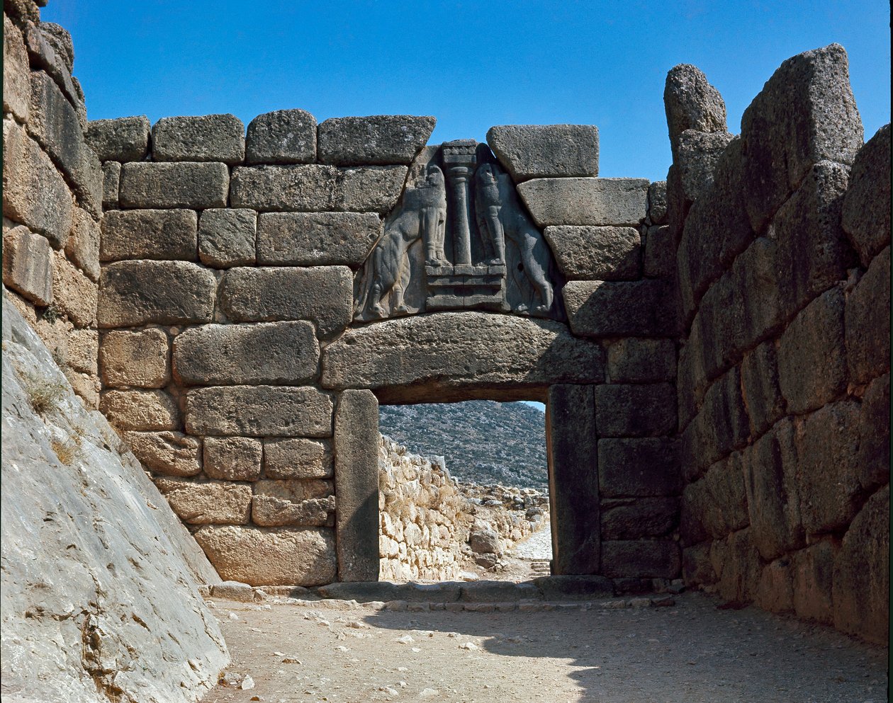 Leijonien portti: Muinaisen Mykeneen kaupungin paikka Peloponnesoksessa (1500-1100 eKr.) Kreikka tekijältä Late Helladic Period Mycenaean