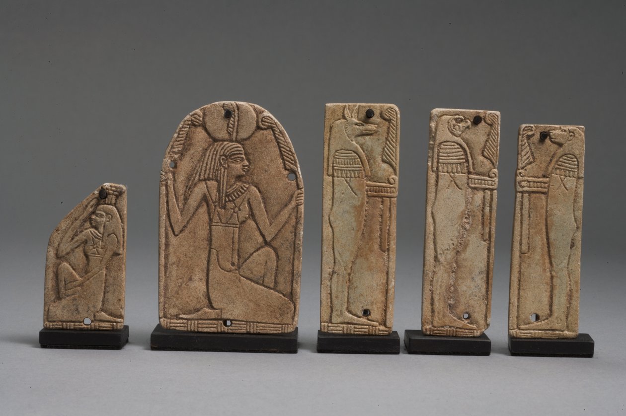 Maatia, Nephthystä ja Horuksen poikia esittävät laatat, myöhäisdynastinen kausi (fajanssi) (ks. myös 325656, 325657 ja 325658). tekijältä Late Period Egyptian
