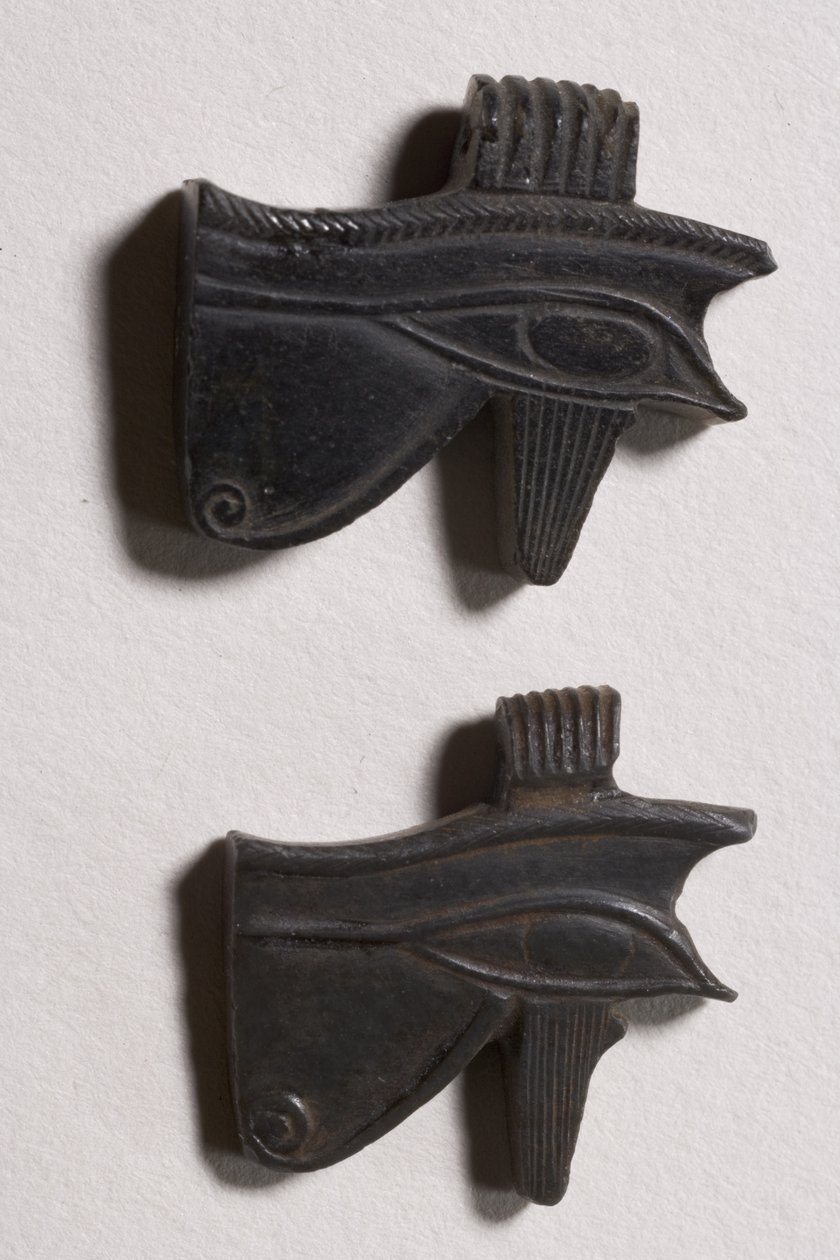 Kaksi wedjat-silmäamulettia (obsidiaani) tekijältä Late Period Egyptian