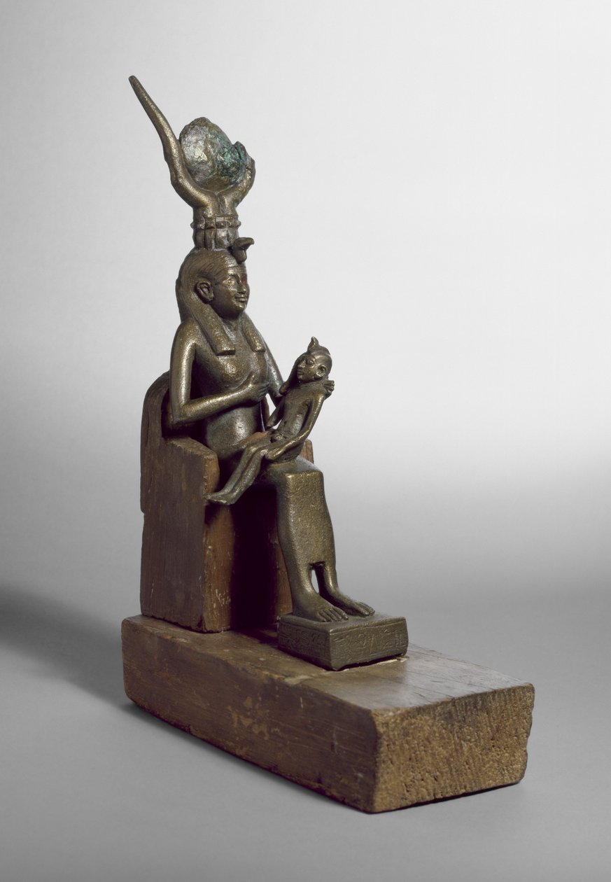 Votive-patsas Isiksestä, joka imee Horusta, löydettiin Saqqarasta yhdessä alkuperäisen puisen valtaistuimen ja jalustan (pronssi) kanssa tekijältä Late Period Egyptian