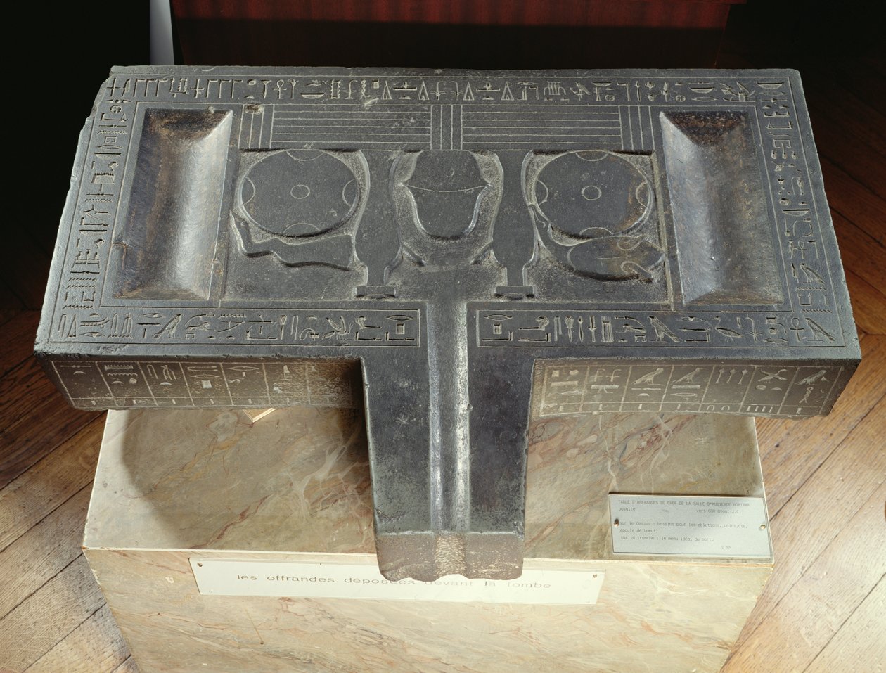 Votiivipöytä Hor-ir-aa, Saite (basaltti) tekijältä Late Period Egyptian
