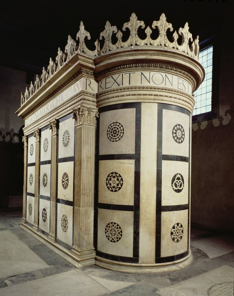 Pieni Pyhän haudan temppeli Cappella Rucellaissa, 1467 (marmori) tekijältä Leon Battista Alberti