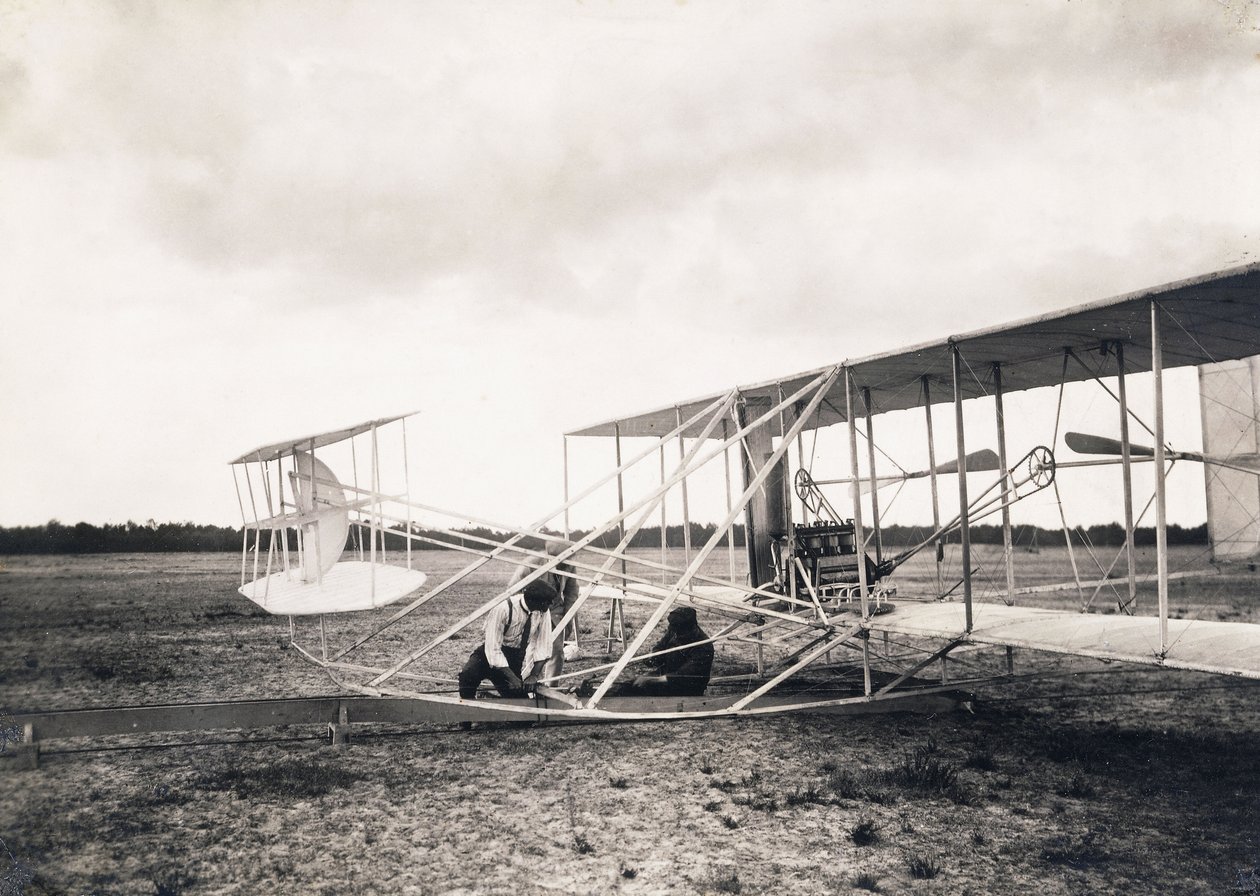 Leon Bollee työskentelee Wrightin veljesten koneessa, n. 1909 tekijältä Leon Bollee