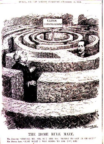 Home Rule Maze. Herra Asquith: "Anteeksi, herra, mutta yritättekö päästä sisään vai ulos?" Herra Bonar Law: "Juuri sitä, mitä aioin kysyä teiltä, herra" Punch -lehdestä, Vol. CXLV s. 401, pub. 12. marraskuuta tekijältä Leonard Raven Hill