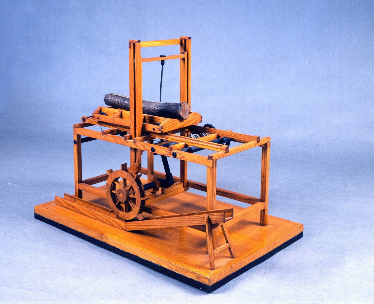 Puinen malli (malli) hydraulisahasta, joka toimii hammaspyörillä ja vedellä. Valmistettu piirustuksen jälkeen Leonardo da Vinci (Leonard de Vinci) (1452-1519) Museum of Science and Technology, Milano. tekijältä Leonardo da (after) Vinci