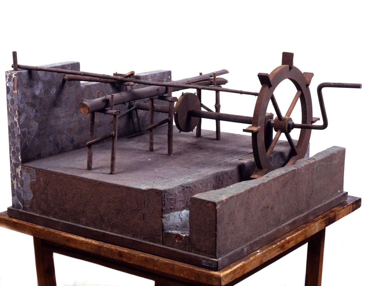Puinen malli (malli) hydraulisahasta, joka toimii hammaspyörillä ja vedellä. Valmistettu piirustuksen jälkeen Leonardo da Vinci (Leonard de Vinci) (1452-1519) Museum of Science and Technology, Milano. tekijältä Leonardo da (after) Vinci
