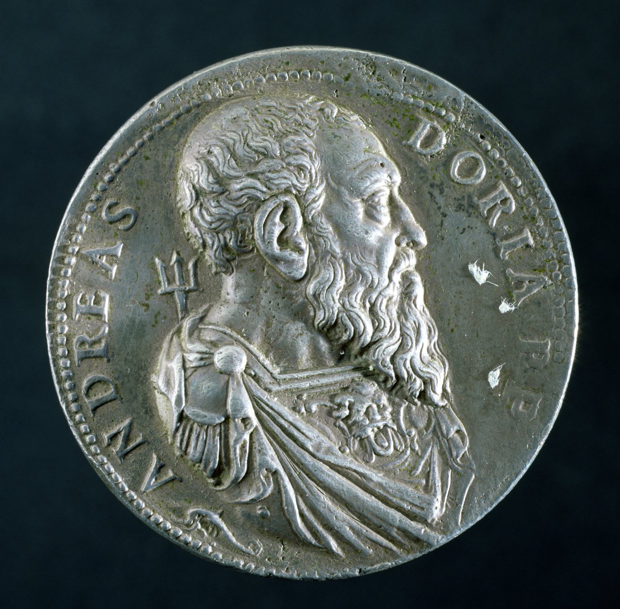 Andrea Dorian (1466-1560) muotokuvamedaljonki (kääntöpuoli), n. 1541 (hopea) (katso kääntöpuoli 122338) tekijältä Leone Leoni