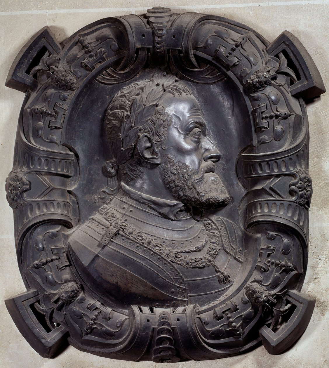 Keisari Kaarle V:n (1500–1558) profiilimuotokuva”” Reliefi Leone Leonin (1509–1590) veistoksesta pronssista. Pariisi, Louvre-museo tekijältä Leone Leoni