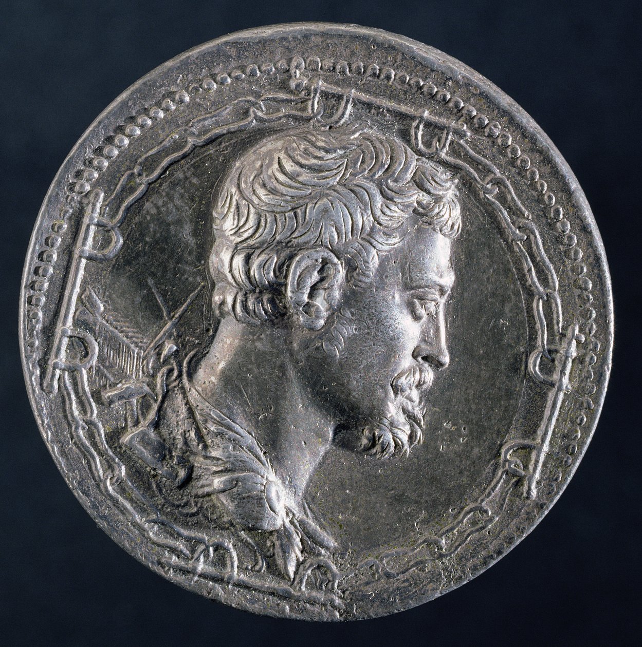 Andrea Dorian medaljongin kääntöpuoli, joka kuvaa taiteilijaa vangin ketjujen ympäröimänä ja keittiön taustalla, n. 1541 (hopea) (katso etupuoli 122337) tekijältä Leone Leoni