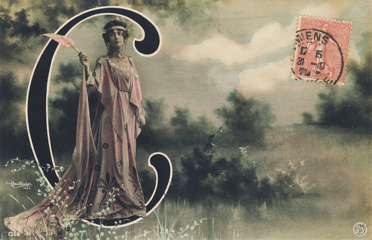 Iso C-kirjain: Lucienne Roger, Belle Époquen puolimaailmallinen taiteilija. ,1906 (valokuva) tekijältä Leopold Emile Rutlinger