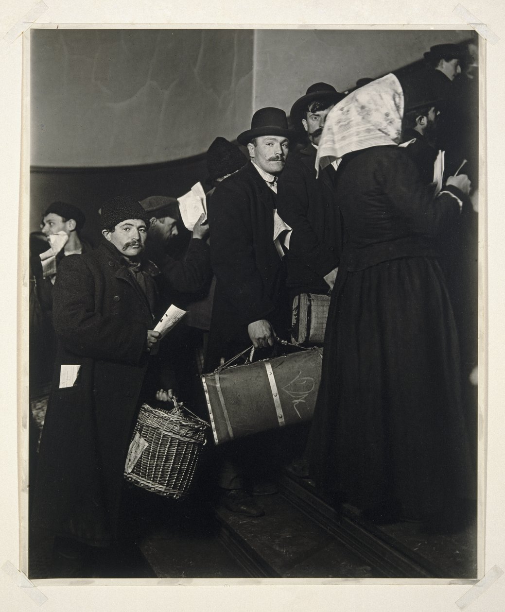Kiipeily luvattuun maahan, Ellis Island, 1908 (gelatiinihopeakuva) tekijältä Lewis Wickes Hine