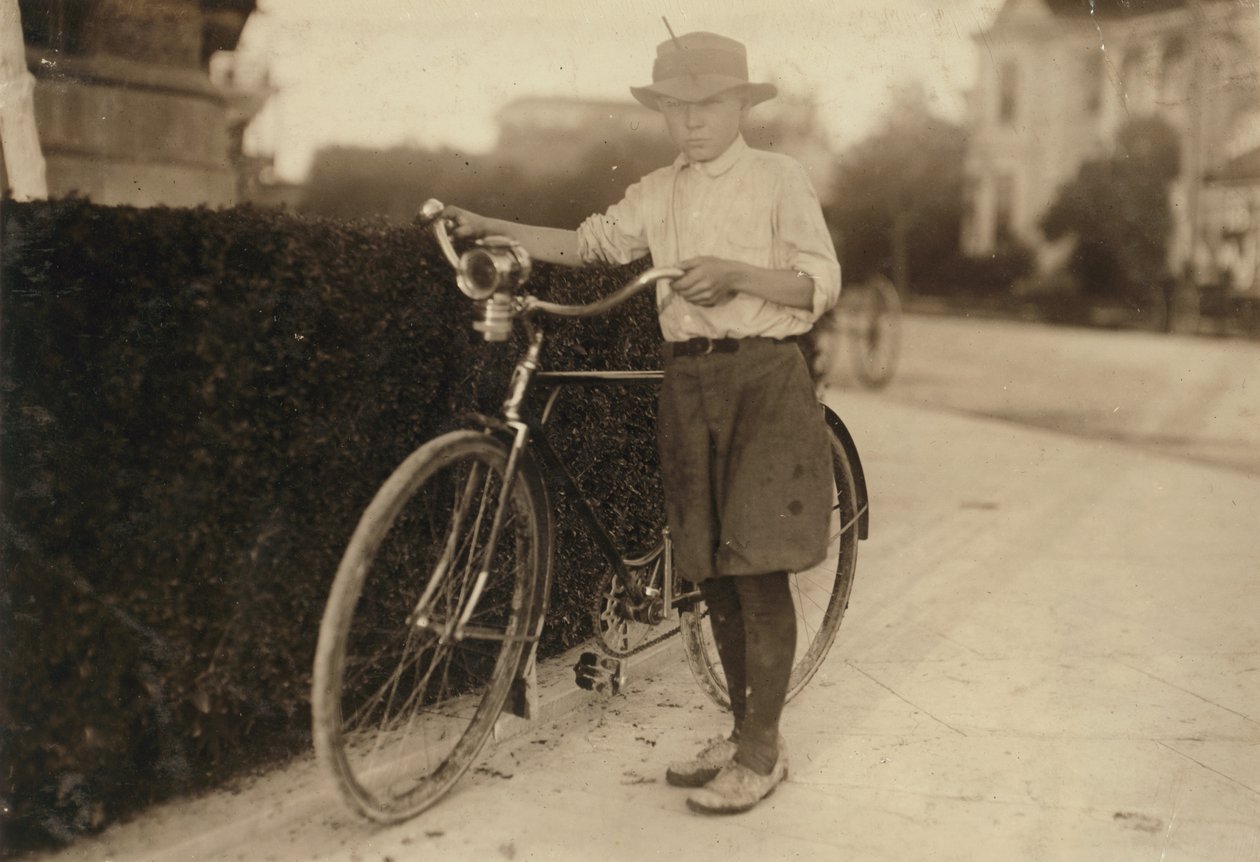 12-vuotias Luther Wharton toimittaa lääkkeitä (mukaan lukien punaisten lyhtyjen alueille) koulun jälkeen klo 4–24 Sommers Drug Storeen San Antoniossa, Texasissa, ansaitsemalla 5 dollaria viikossa, 1913 tekijältä Lewis Wickes Hine