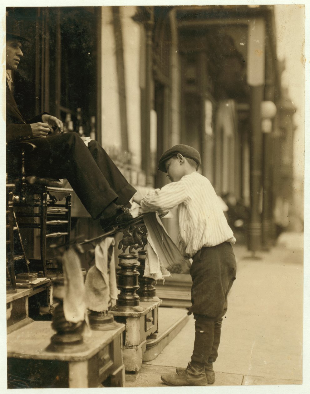 Michael Mero, 2 West 4th St. Bootblack, 12-vuotias, työskentelee vuoden omasta tahdostaan. Älä tupakoi. Ulos klo 23 jälkeen. 21. toukokuuta. Työskentelee normaalisti 6 tuntia päivässä. Sijainti: Wilmington, Delaware. tekijältä Lewis Wickes Hine