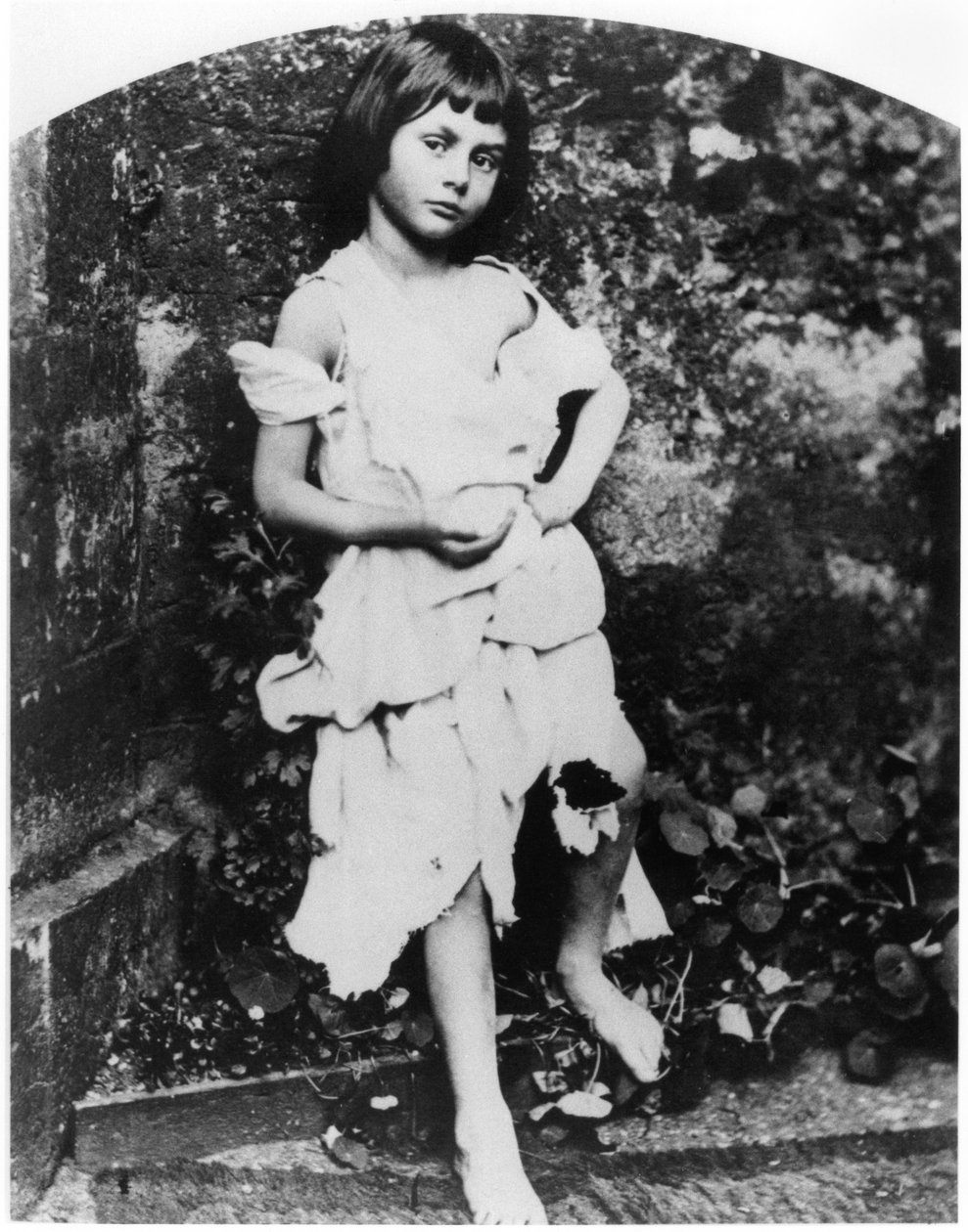 Alice Pleasance Liddell (1852-1934) kerjäläisneidon roolissa tekijältä Lewis Carroll