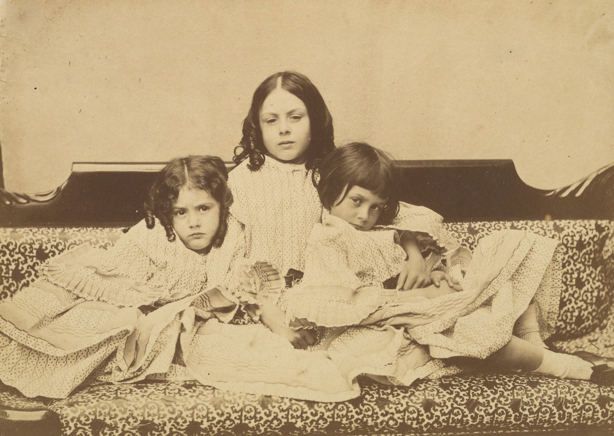 Edith, Ina ja Alice Liddell sohvalla, kesä 1858. tekijältä Lewis Carroll