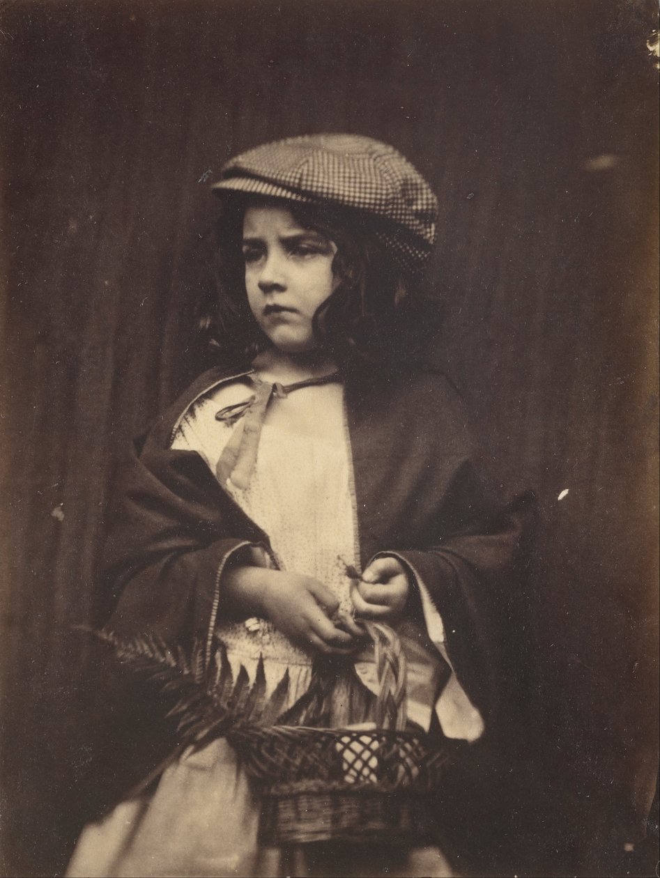 Nuori tyttö pitelee koria tekijältä Lewis Carroll