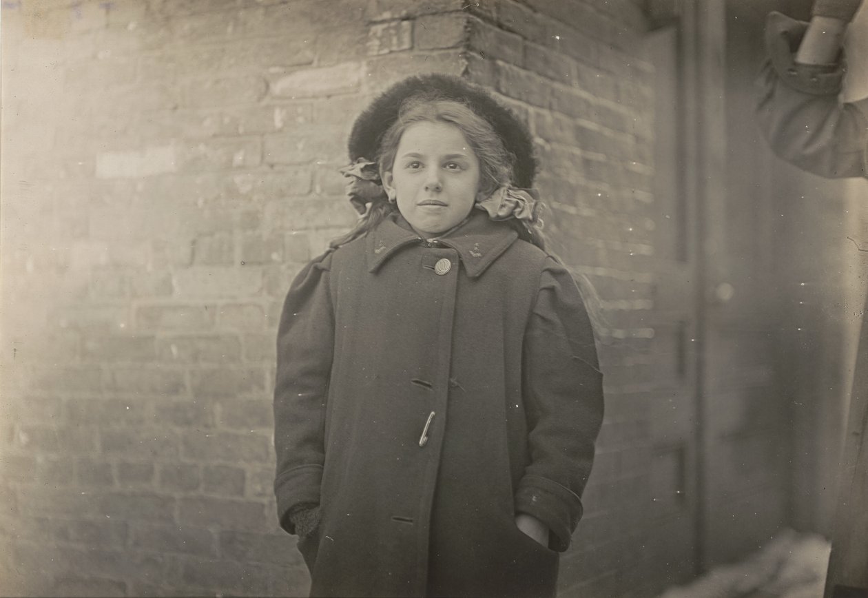 Mery Horn, kyyräselkä, jota pahensi hänen kantamansa raskas paperikuorma. Hartford, Connecticut, maaliskuu 1909 tekijältä Lewis Hine