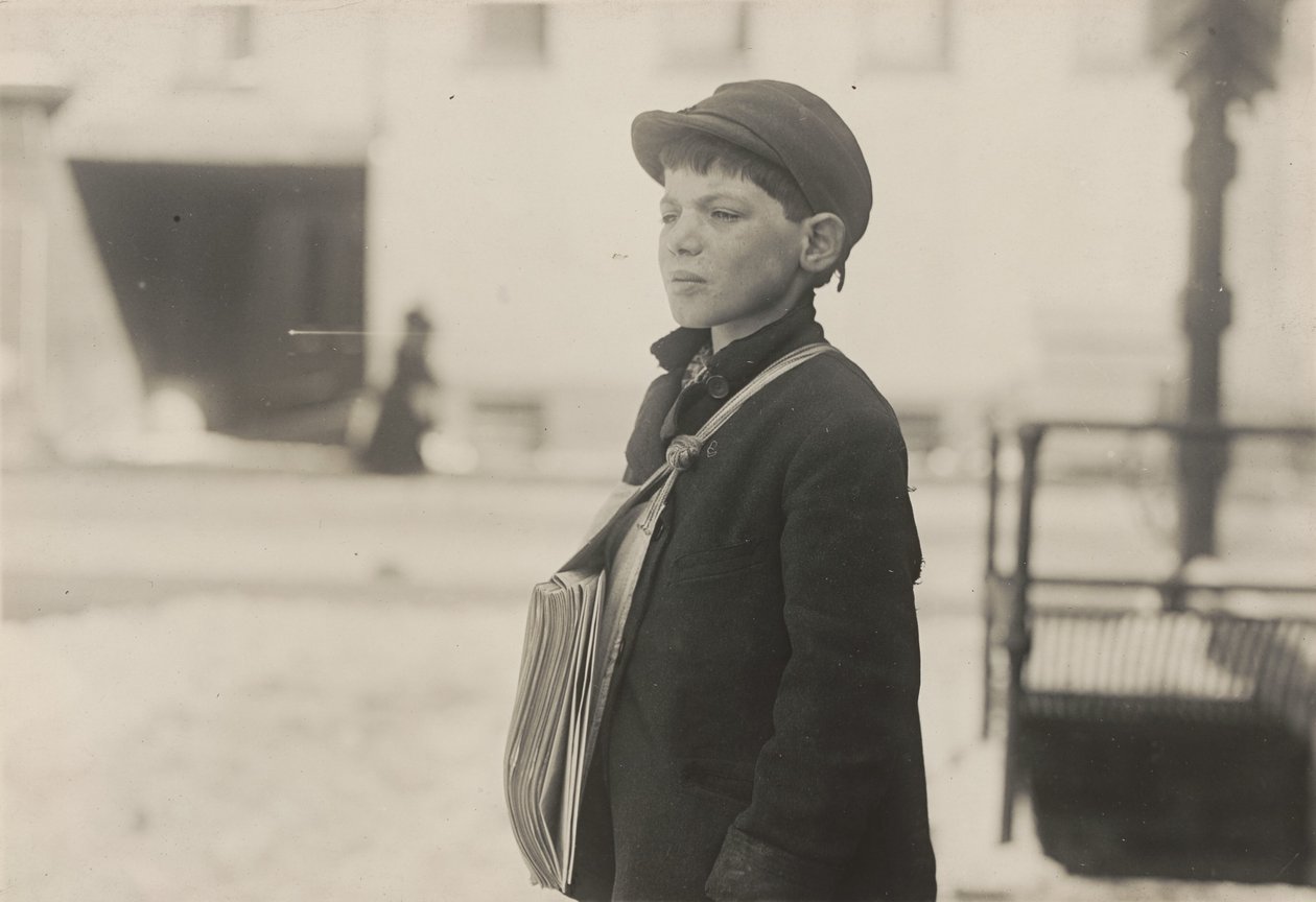 Tony Casale, "Bologna", 11-vuotias, myynyt sanomalehtiä 4 vuoden ajan, Hartford, Connecticut, maaliskuu 1909 tekijältä Lewis Hine