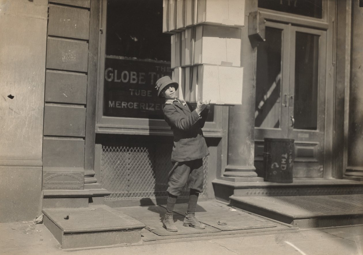 Vaunupoika tai "häntäpoika" auttaa vaunun lastaamisessa tekijältä Lewis Hine