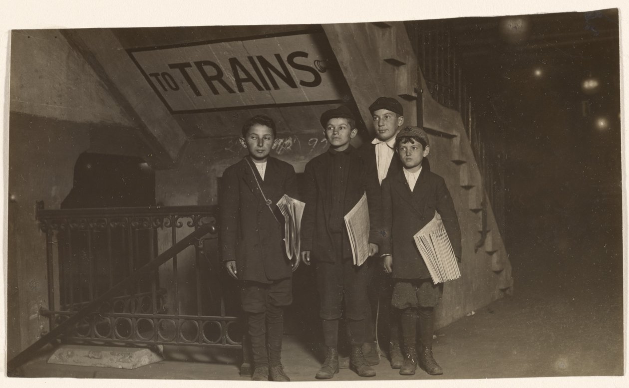 [Neljä Newsiesia metron sisäänkäynnillä, New York City] tekijältä Lewis W. Hine