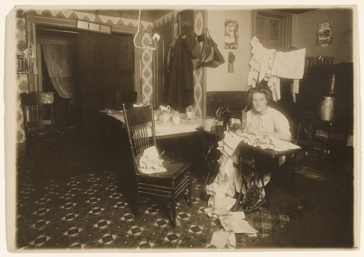 [Kotityö (nainen ompelukoneen ääressä)] tekijältä Lewis W. Hine
