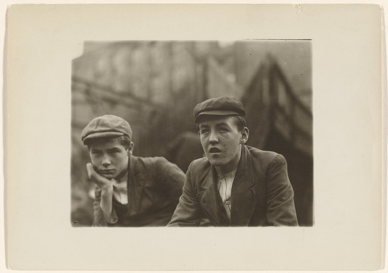 Kaksi poikaa takissa ja pipossa, New Jersey tekijältä Lewis W. Hine