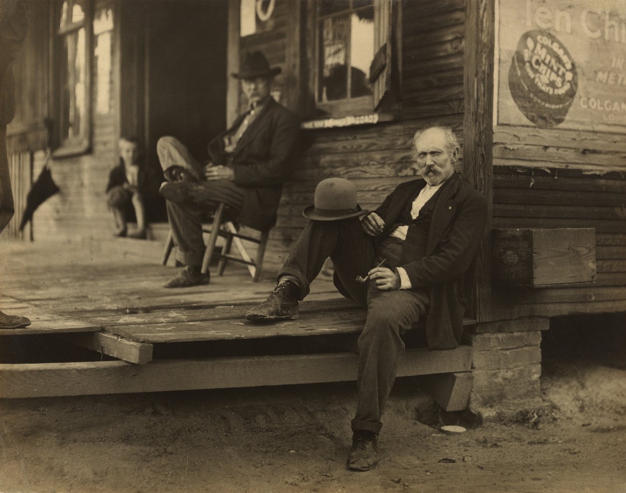 Kaksi miestä ja poika kuistilla tekijältä Lewis W. Hine