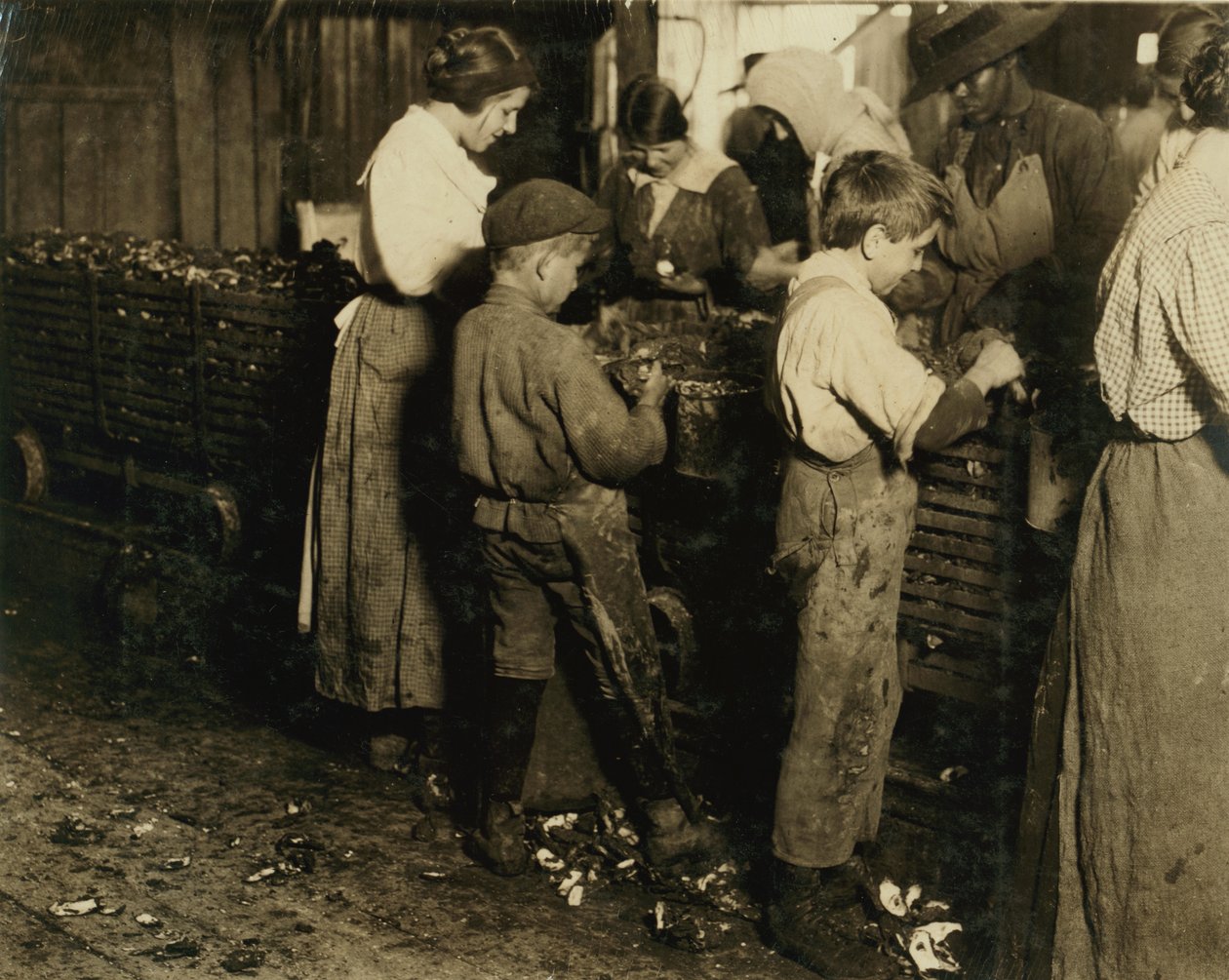 10-vuotias Jimmie, joka on kuorinut 3 vuotta (6 ruukkua päivässä), ja 11-vuotias poika, joka kuorii 7 ruukkua, Varn und Platt Canning Co., Bluffton, Etelä-Carolina, 1913. tekijältä Lewis Wickes Hine