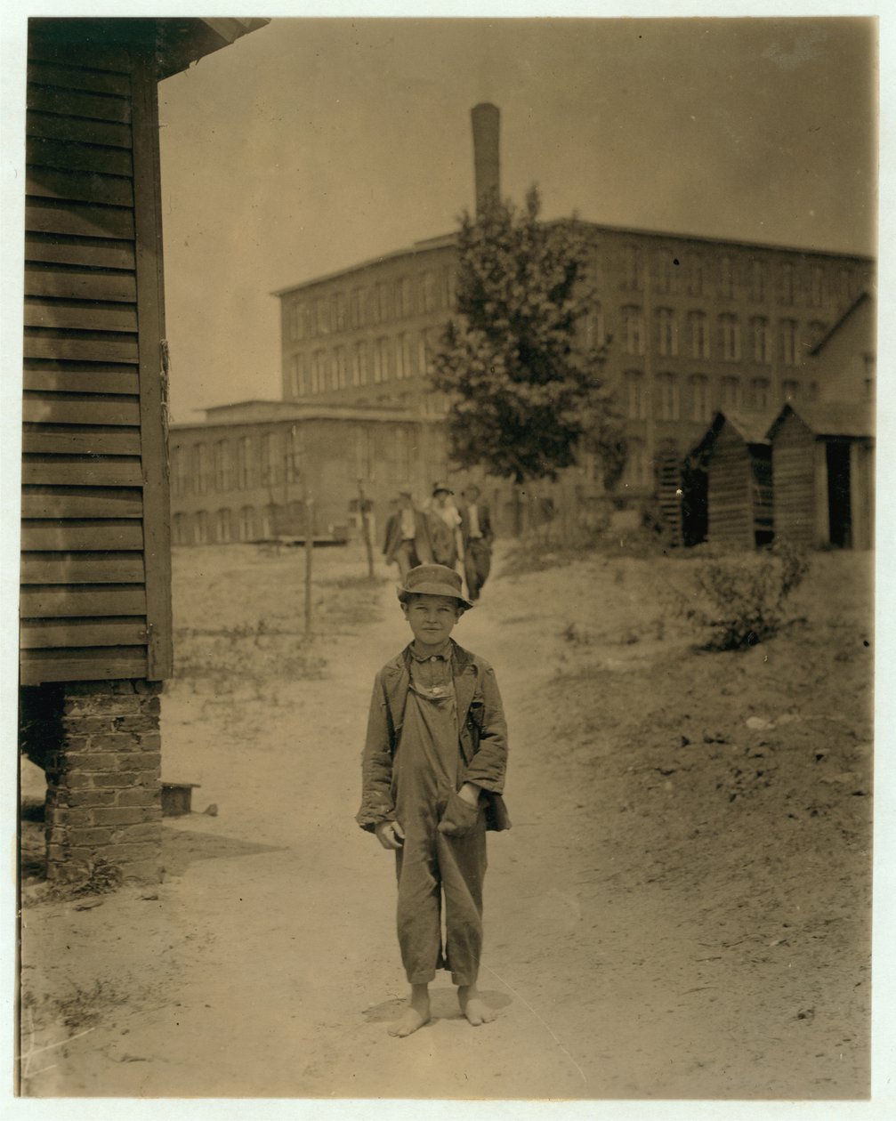 12-vuotias Eddie Norton tienaa noin 40 senttiä päivässä lakaisijana Saxon Millissä, Spartanburg, Pohjois-Carolina, 1912. tekijältä Lewis Wickes Hine