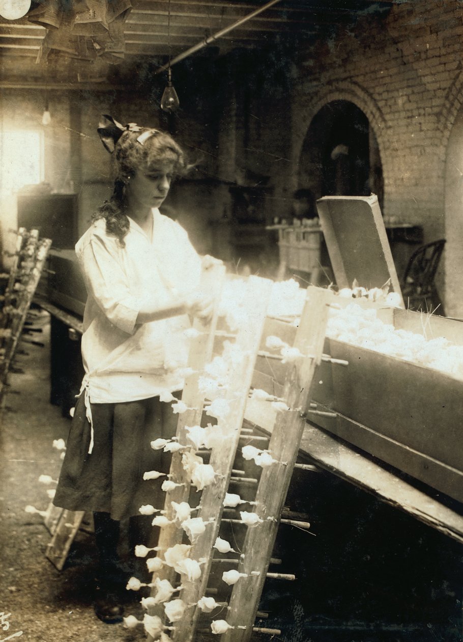 14-vuotias Margaret Ciampa työskentelee Boston Floral Supply Companyssa Bostonissa, Massachusettsissa. tekijältä Lewis Wickes Hine