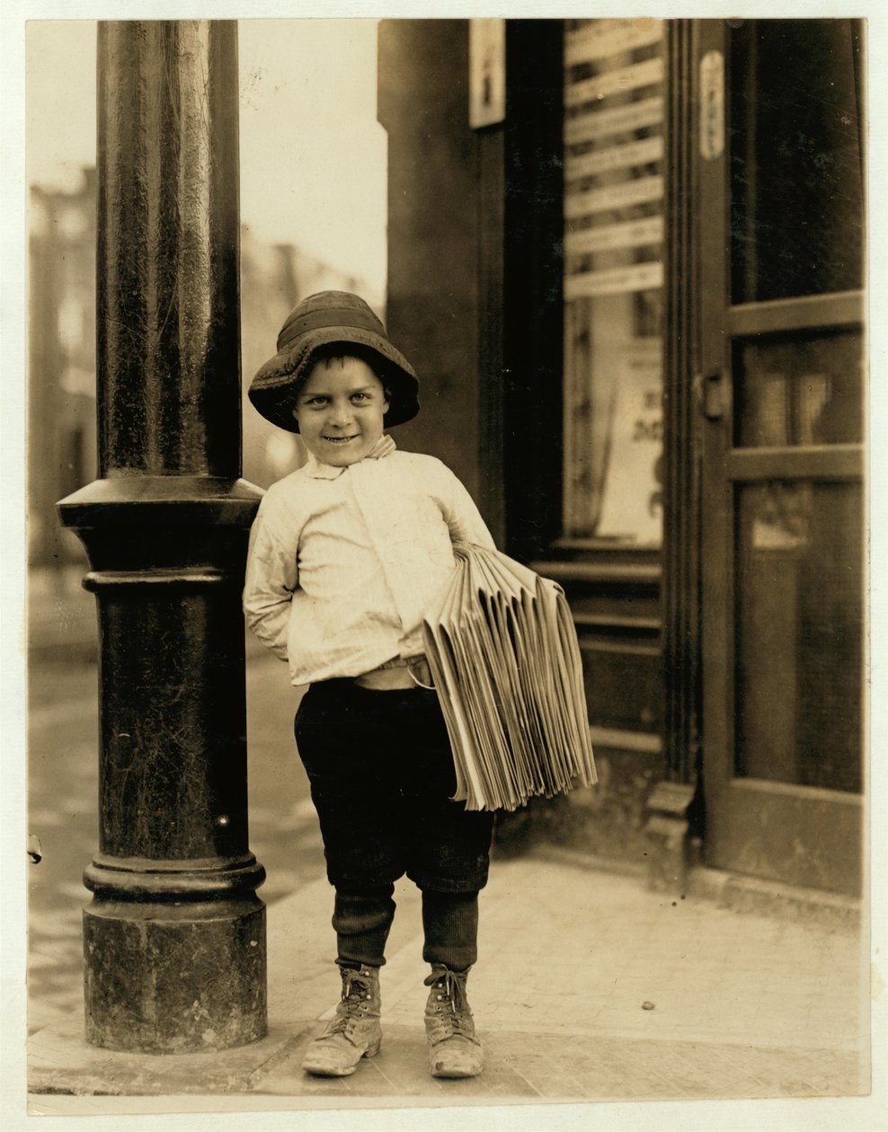 6-vuotias sanomalehtipoika, joka tunnetaan nimellä Little Fattie ja on vain 3 jalkaa 4 tuumaa pitkä, on työskennellyt vuoden St. Louisissa, Missourissa, 1910 tekijältä Lewis Wickes Hine