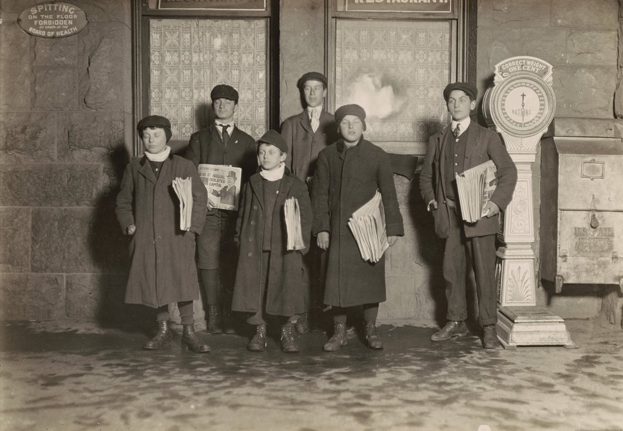 Kello 20.30 Ryhmä sanomalehtipoikia myymässä tavaratalossa, Hartford, Connecticut. Pienin poika 11-vuotias, maaliskuu 1909 (kuva). tekijältä Lewis Wickes Hine