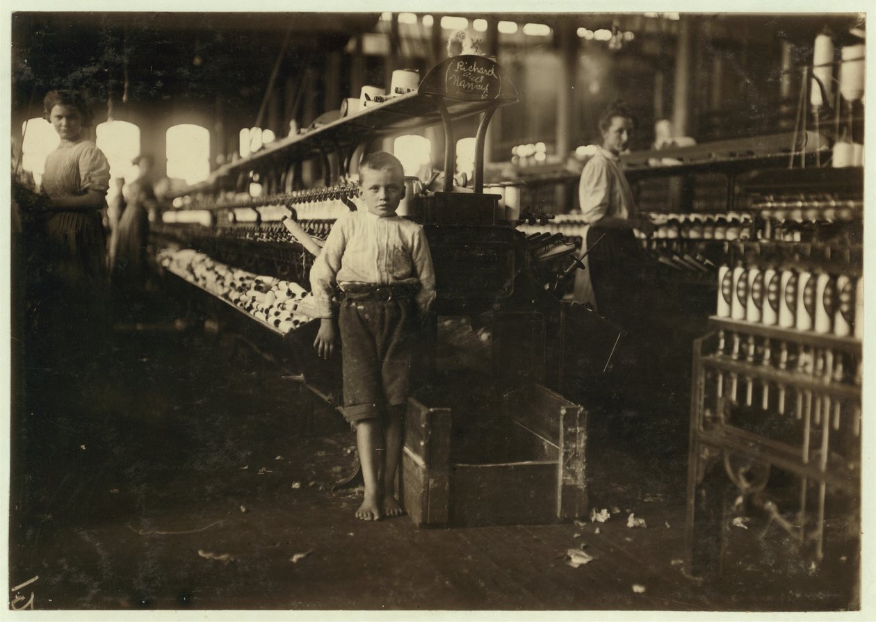 8-vuotias Leo, vain 4 jalkaa pitkä, poimii puolat 15 sentillä päivässä Elk Cotton Millsissa, Fayettevillessä, Tennesseessä, 1910 tekijältä Lewis Wickes Hine