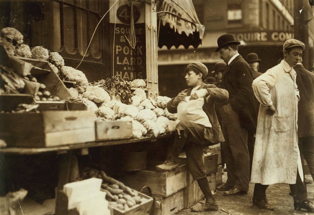 Poika työskentelee myyntikojulla Bostonissa, Massachusettsissa. tekijältä Lewis Wickes Hine