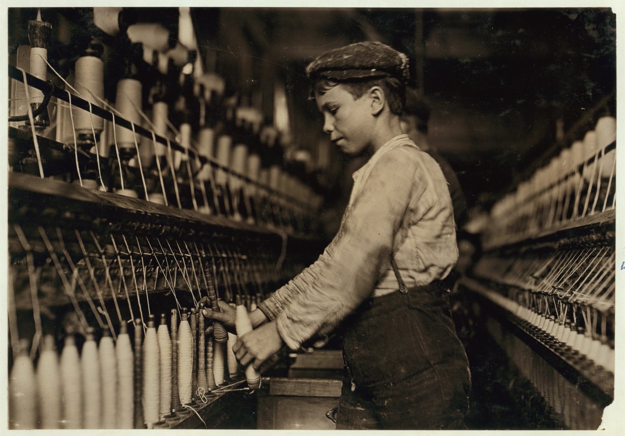 Doffer korvaa täydet puolat Globe Cotton Millissa, Augusta, Georgia, 1909 tekijältä Lewis Wickes Hine