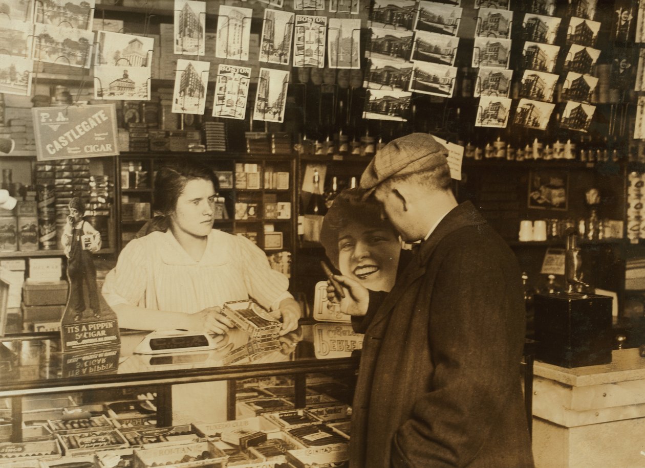 Neljätoistavuotias myyjä sikarikaupassa Bostonissa, Massachusettsissa... tekijältä Lewis Wickes Hine