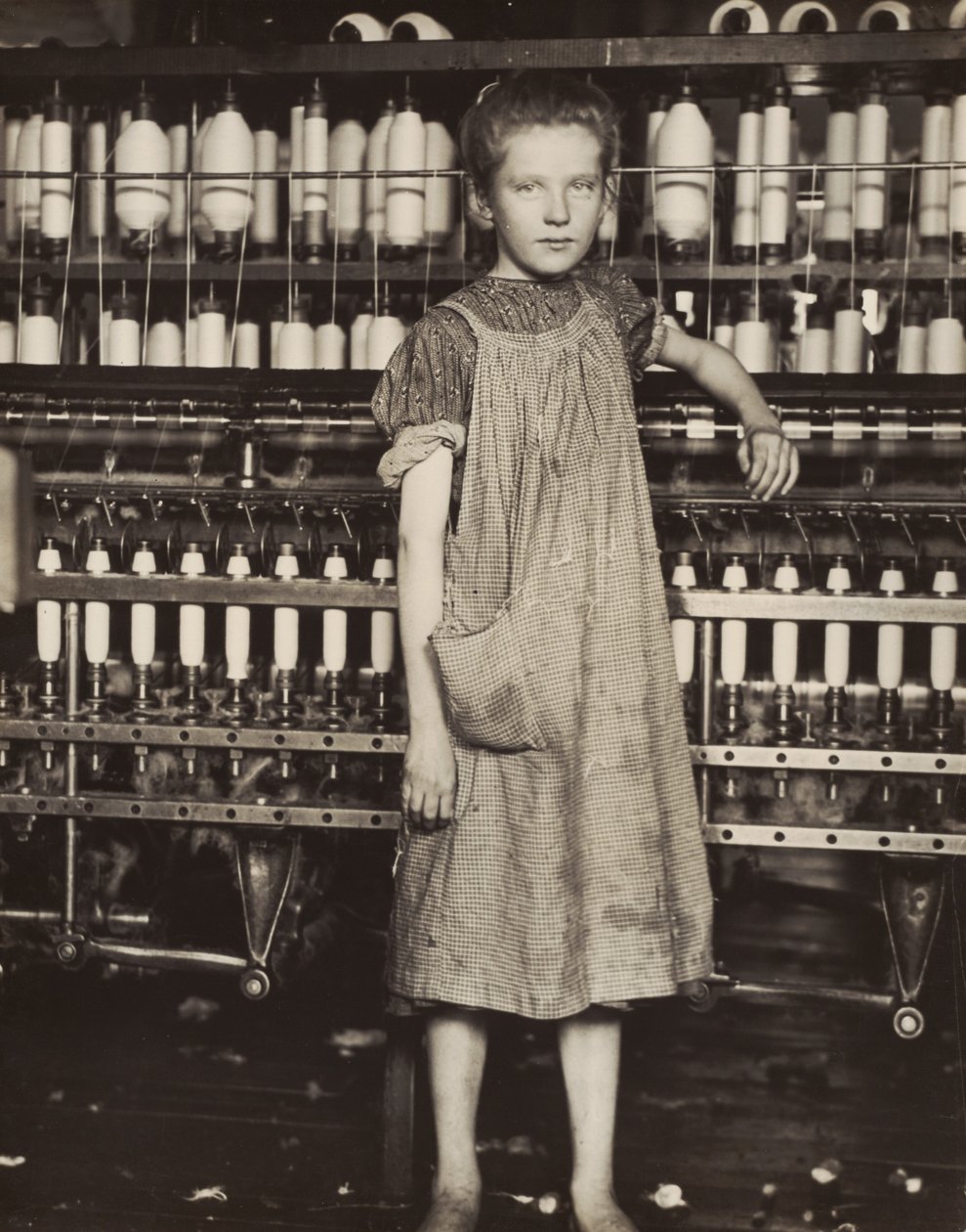 Addie Card, 12 vuotta vanha. Spinner puuvillatehtaalla, North Pownal, Vermont, 1910. tekijältä Lewis Wickes Hine