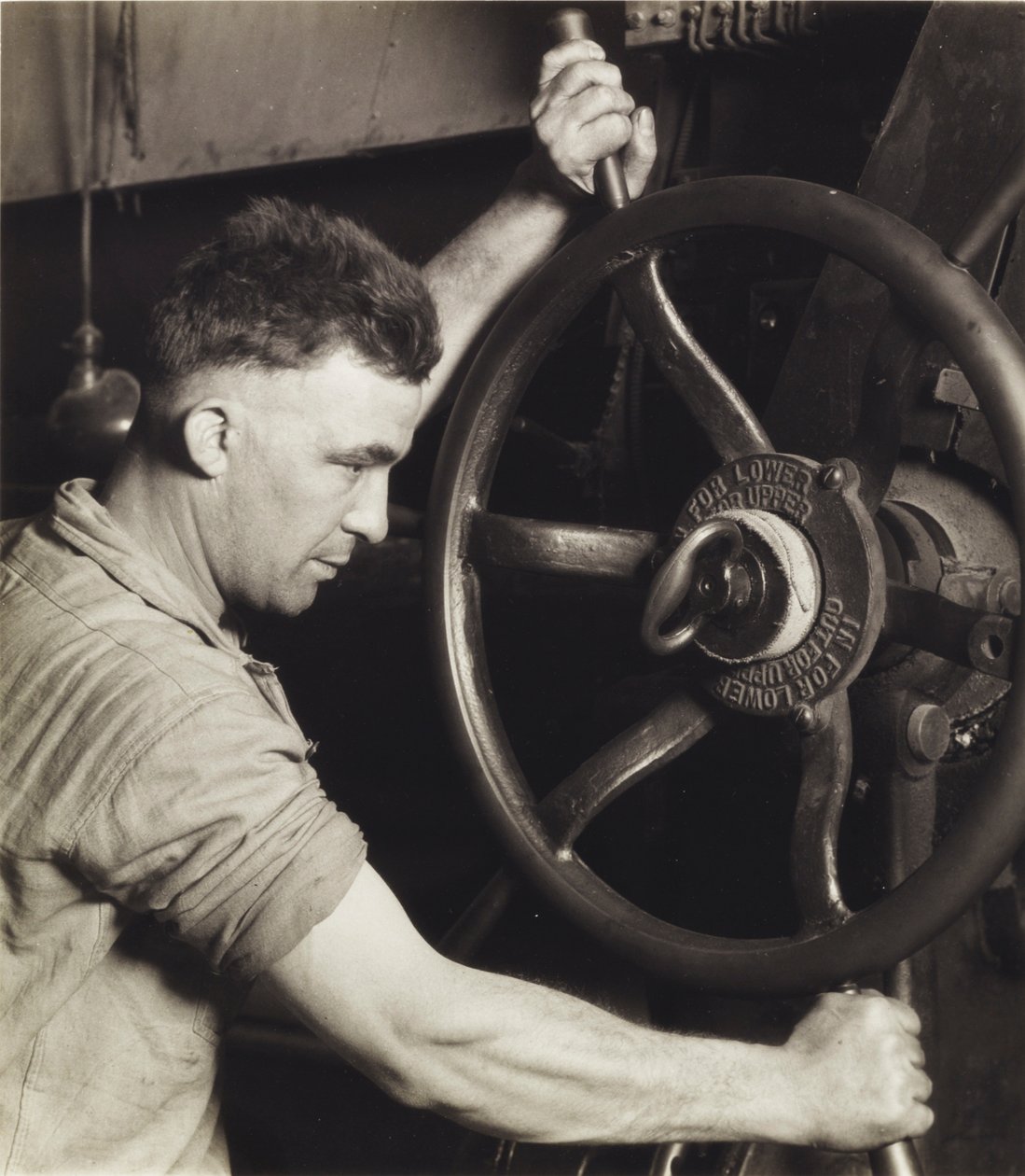 Teollinen muotoilu: Pennsylvania Rubber Co. suuren kalenterin ohjauspyörässä – Autonrenkaiden valmistus, 1920-luku, painettu 1930-luku tekijältä Lewis Wickes Hine