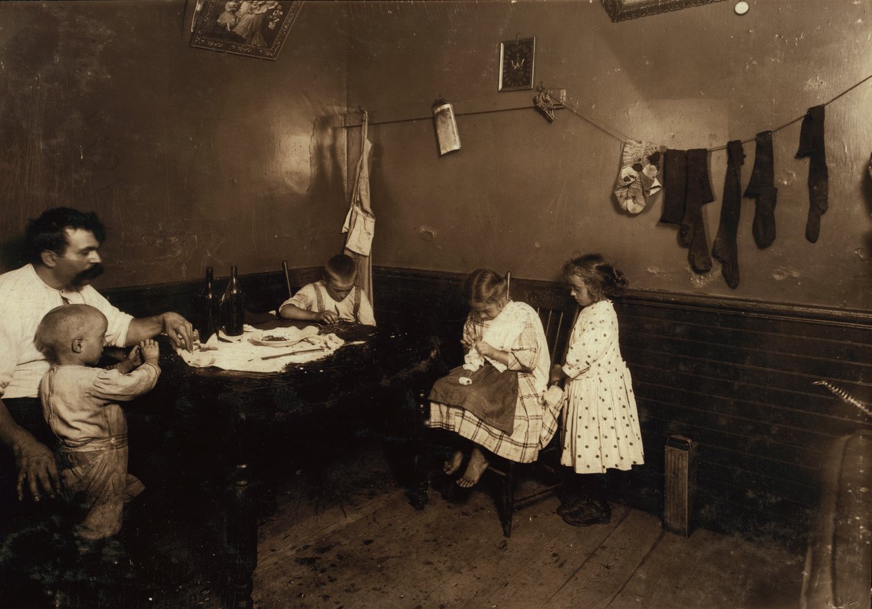 Annie Fedele virkkaa virkkaustyötä keittiössä vuokrakodissaan Sommervillessä, Massachusettsissa. tekijältä Lewis Wickes Hine