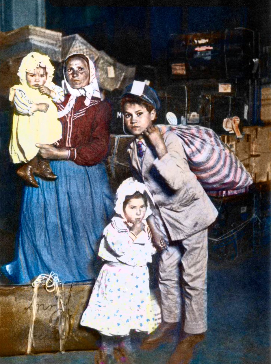 Italialaisen siirtolaisen perheen saapuminen Ellis Islandille (New York) Yhdysvaltoihin vuonna 1905. tekijältä Lewis Wickes Hine