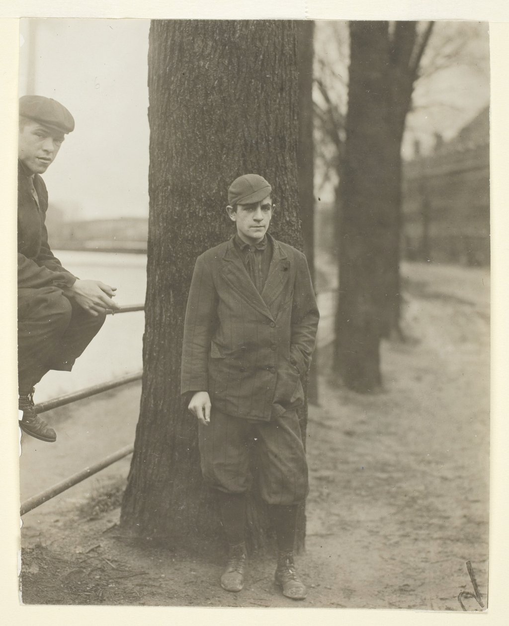 Valkaisuhuoneen poika, Leon Halcourt, 16-vuotias, Lawrence, Massachusetts tekijältä Lewis Wickes Hine