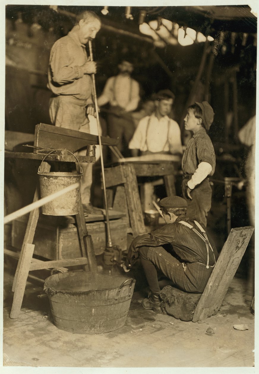 Puhallin- ja muottipoika Seneca Glass Worksissa, Morgantownissa, Länsi-Virginiassa, 1908 tekijältä Lewis Wickes Hine