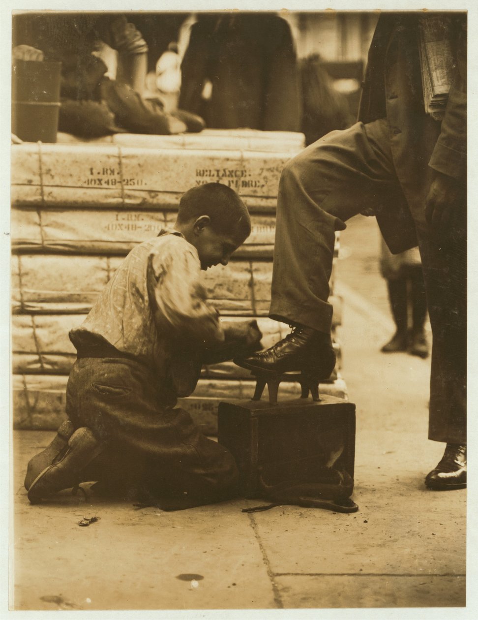 Bootblack in the Bowery, New York, 1910 tekijältä Lewis Wickes Hine