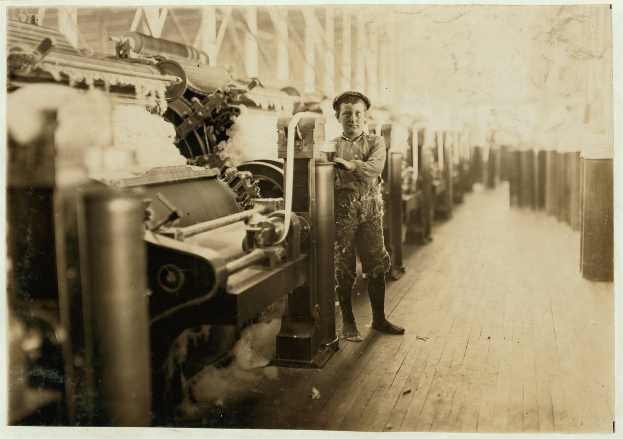Poikalakaisukone karstauskoneilla Lincoln Cotton Millsissa, Evansvillessä, Indianassa, sukkahousuissa liukkaalla lattialla, 1908 tekijältä Lewis Wickes Hine