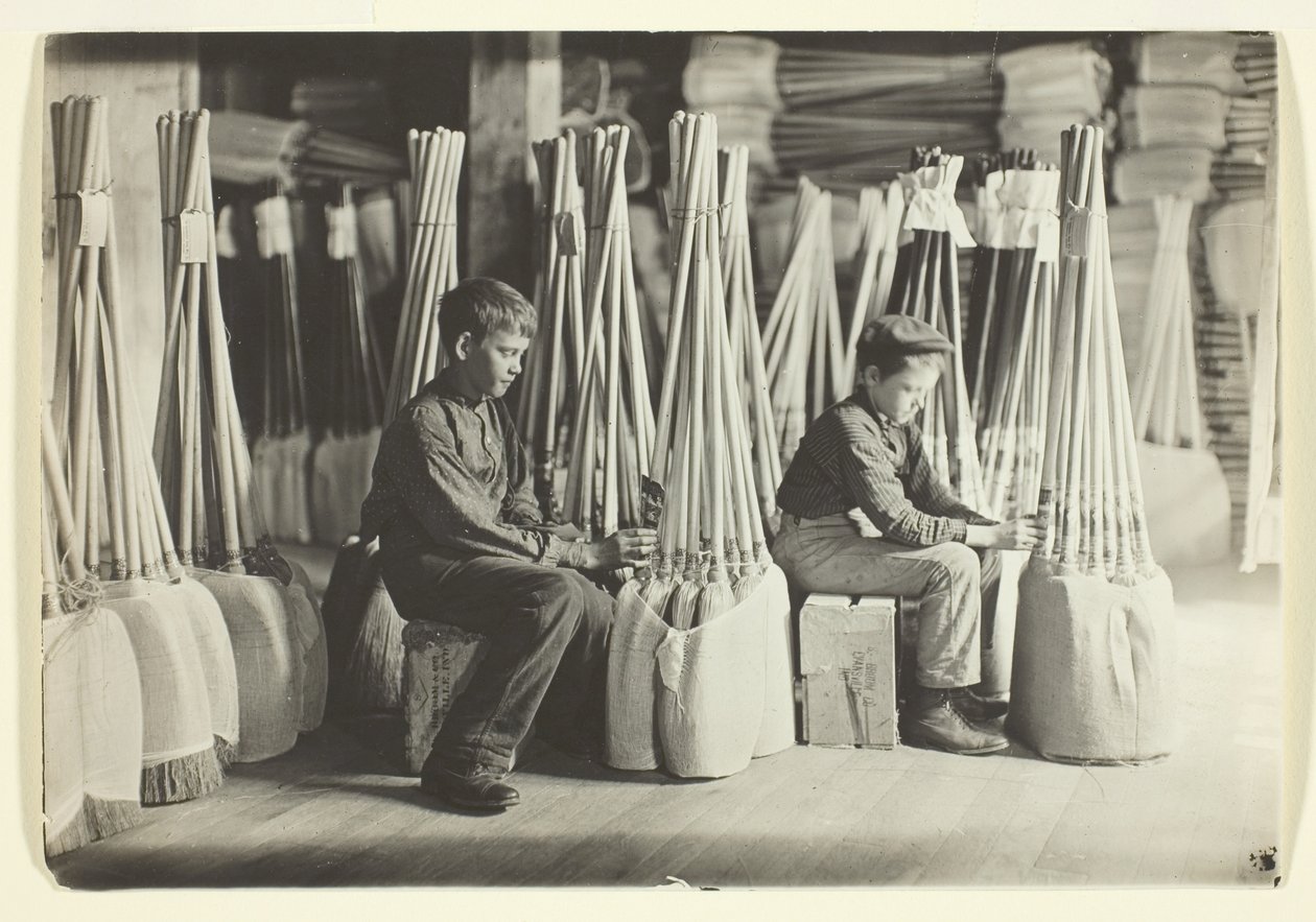 Pojat pakkaamossa, Brown Mfg. Company, Evansville, Ind. tekijältä Lewis Wickes Hine