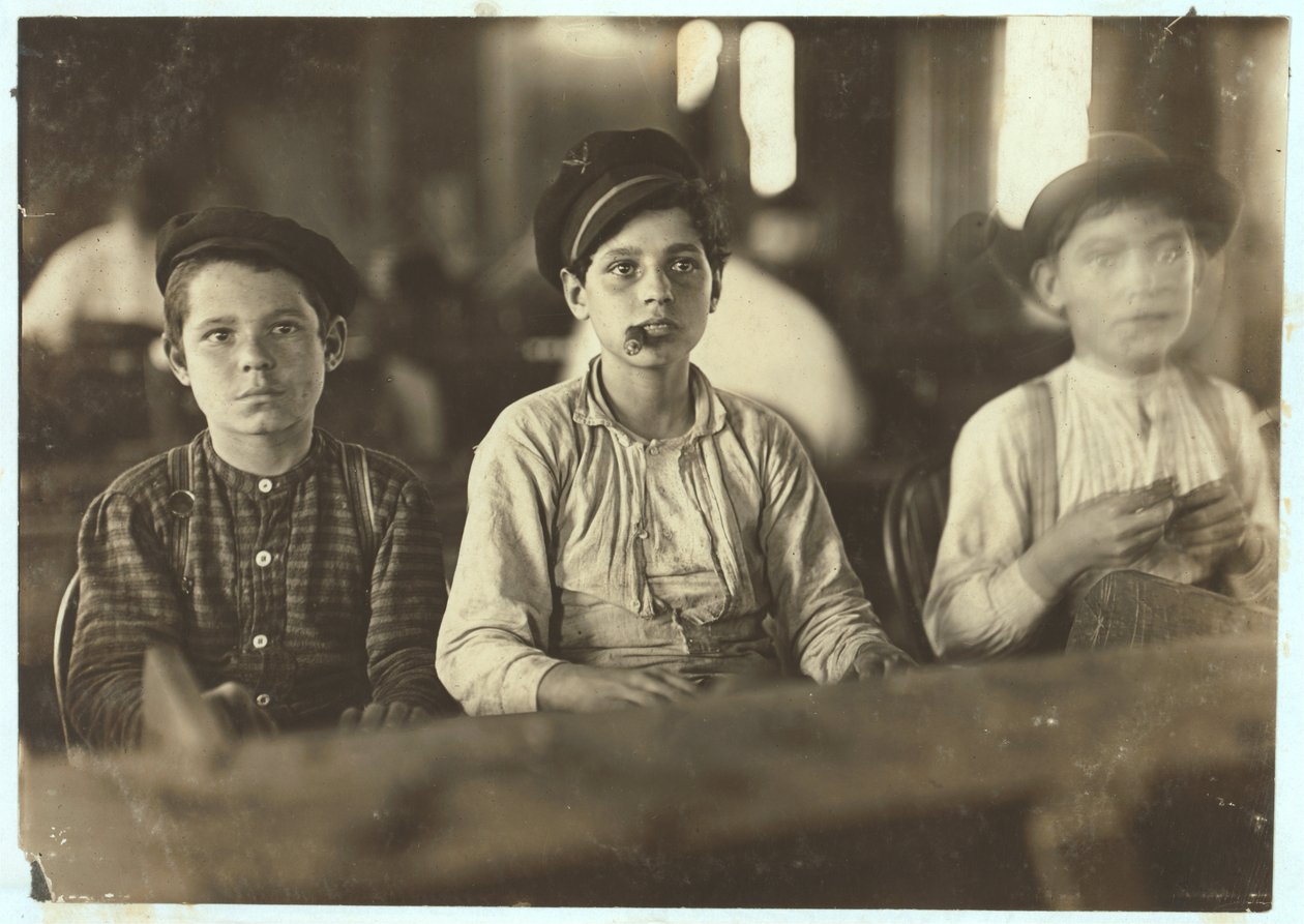 Pojat valmistavat sikareita Englehardt und Co:ssa, Tampa, Florida, 1909 tekijältä Lewis Wickes Hine