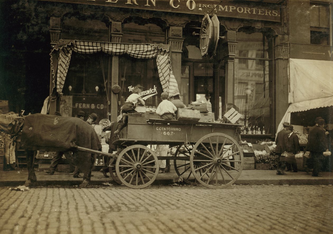 Pojat myyvät vihanneksia torilla Bostonissa, Massachusettsissa. tekijältä Lewis Wickes Hine