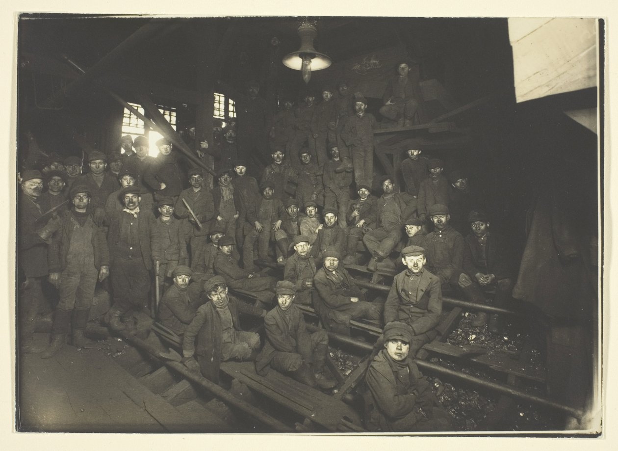 Breaker Boys In Coal Chute, South Pittston, Pennsylvania tekijältä Lewis Wickes Hine