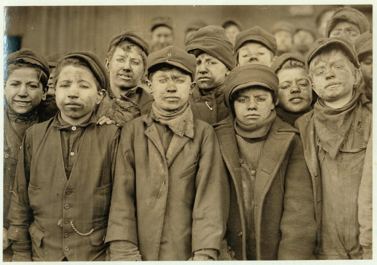 Breaker pojat (jotka lajittelevat hiiltä käsin) Hughestown Borough Coal Co. Pittstonissa, Pennsylvaniassa, 1911 tekijältä Lewis Wickes Hine