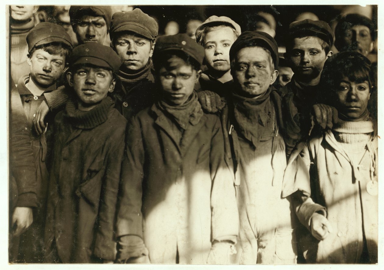 Breaker pojat (jotka lajittelevat hiiltä käsin) Hughestown Borough Coal Co. Pittstonissa, Pennsylvaniassa, 1911 tekijältä Lewis Wickes Hine